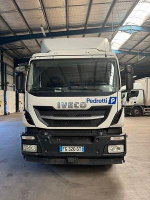 une photo d'un camion garé dans un entrepôt