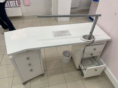 Table de manucure avec deux caissons à roulettes et tabouret… - Photo 1