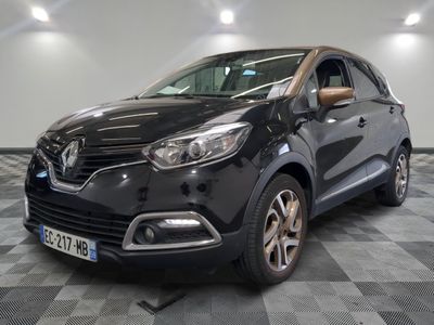 la voiture noire est garée sur un sol en damier dans le garage