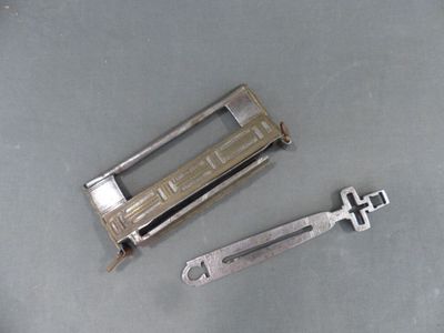 deux outils posés sur une table