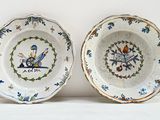 paire d'assiettes bleues et blanches avec oiseaux et fleurs