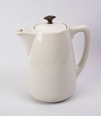 une théière blanche avec un couvercle marron