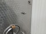 une cuve en acier inoxydable munie d'une porte métallique et d'une poignée
