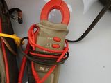 une pince reliée à un compteur électrique