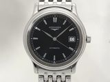 une photo d'une montre Longines avec un cadran noir et un bracelet argenté