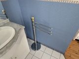 une salle de bains avec un mur bleu et un lavabo blanc