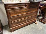 une commode surmontée d'un miroir dans une pièce