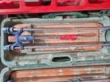 beaucoup d'outils dans la mallette posée sur la table