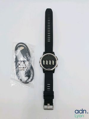une image représentant une montre-bracelet à laquelle est fixé un chargeur