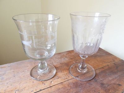 deux verres à vin vides posés sur une table en bois