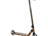 Ce scooter est conçu pour ressembler à un scooter à roues