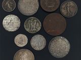 un assortiment de pièces d'argent et de bronze sur un fond noir