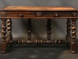 une vieille table en bois avec un plateau en bois sur fond gris