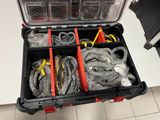 une boîte à outils contenant des outils, posée sur un sol carrelé