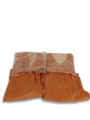 une image représentant un pantalon marron posé sur un autre