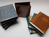 plusieurs livres sont empilés sur une table