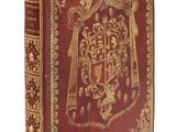 un vieux livre sur lequel figurent des armoiries et une couronne