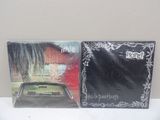 deux CD posés l'un à côté de l'autre sur une table