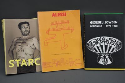trois livres sont posés sur une table les uns à côté des autres