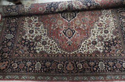 un tapis posé par terre à côté d'une chaise