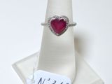 une bague ornée d'un rubis en forme de cœur