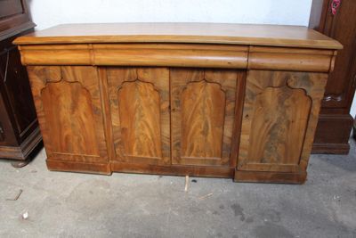 une armoire en bois avec un plateau blanc et un corps marron