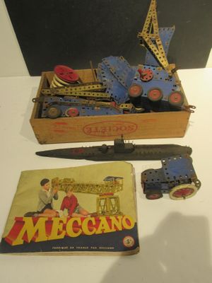 une boîte contenant un petit train et un livre, posée sur une table