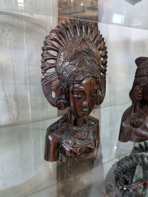 une vitrine en verre contenant un buste de femme et un buste d'homme