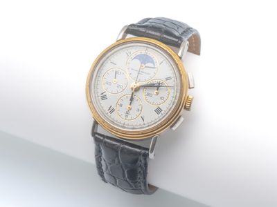 une montre posée sur une surface blanche