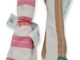 deux paires de chaussettes à rayures roses et blanches