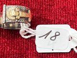 une bague en argent ornée d'un aigle en or
