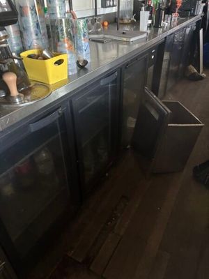 un bar avec tout un tas de bouteilles sur le comptoir