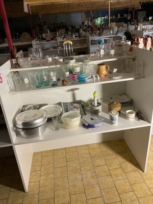 un plan de travail de cuisine sur lequel sont posés de nombreux plats et verres