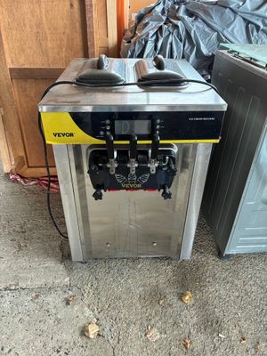 deux machines qui se trouvent l'une à côté de l'autre sur le sol