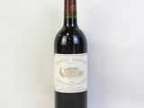 une bouteille de vin posée sur une table