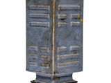 un vase bleu posé sur un socle