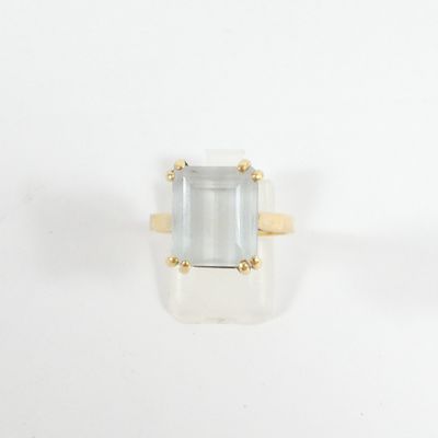 une image d'une bague sertie d'un quartz vert