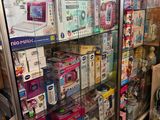 une vitrine remplie d'appareils électroniques dans un magasin