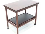 une image représentant une petite table sur laquelle se trouve une étagère