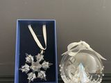 décoration en forme de flocon de neige en cristal, présentée dans un coffret cadeau orné d'un ruban