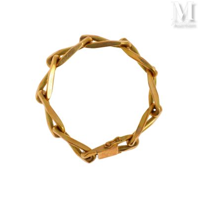 une image d'un bracelet en or sur fond blanc