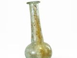un vase en verre posé sur une surface blanche