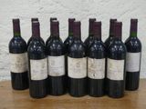 six bouteilles de vin sont alignées sur une table en bois