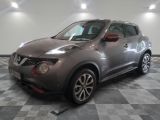 Le SUV Nissan Juke est garé dans une salle blanche.