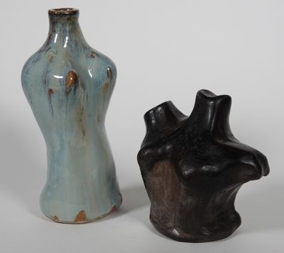 2 BUSTES de femme en céramique émaillée nuancée, l'un forman…