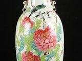 un vase blanc avec des fleurs et des oiseaux peints dessus