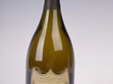 une vieille bouteille de champagne sur fond blanc
