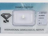 un diamant dans une carte sur laquelle est apposée une étiquette de prix