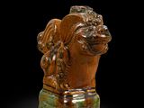 une image représentant une statue de lion sur fond noir
