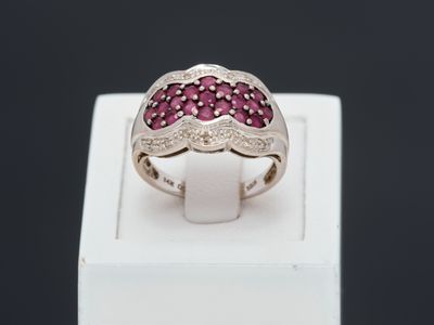 un gros plan d'une bague sertie d'un rubis